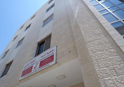 قوات الاحتلال تقتحم مقرات جمعية الرواد في مخيم عايدة