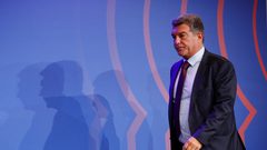 جماهير برشلونة تصف لابورتا بخادم بيريز