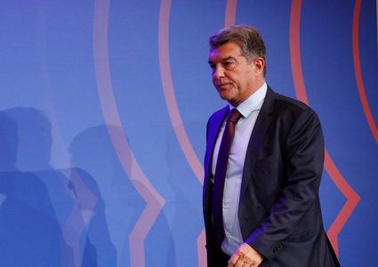 جماهير برشلونة تصف لابورتا بخادم بيريز