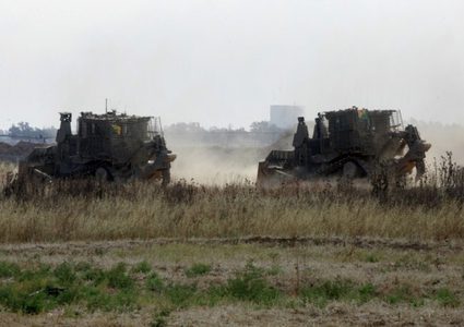 توغل وأعمال تجريف للاحتلال شرق المغازي والبريج