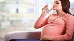 كم كوبًا من الماء يجب أن تتناوله المرأة الحامل يوميًا؟