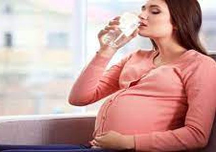 كم كوبًا من الماء يجب أن تتناوله المرأة الحامل يوميًا؟