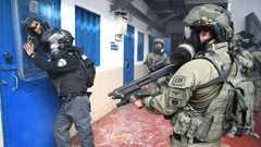 نادي الأسير: قوات القمع تُنكّل بـ36 أسيرًا في سجن "مجدو"