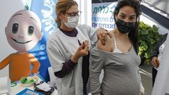 لماذا تنصح الحوامل بتلقي جرعات لقاح كورونا الآن؟