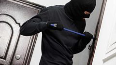 القبض على لص تخصص بسرقة بيوت المواطنين وهم بداخلها في الخليل