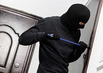 القبض على لص تخصص بسرقة بيوت المواطنين وهم بداخلها في الخليل