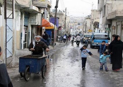 مدير مركز الملك سلمان للإغاثة يبحث أوضاع اللاجئين بمخيم الوحدات