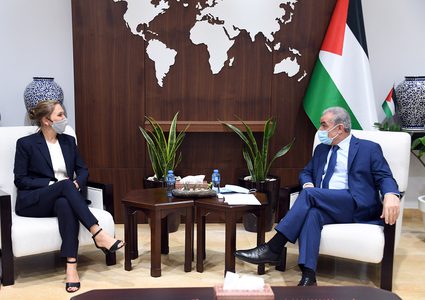 اشتية يبحث مع الصليب الأحمر أوضاع المعتقلين في سجون الاحتلال