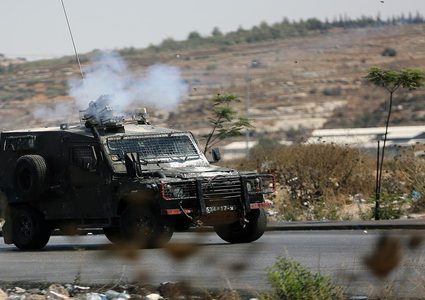 الاحتلال يغلق شركة دعاية واعلان في مدينة الخليل