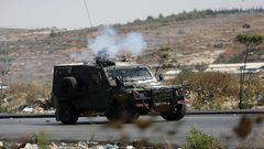 الاحتلال يغلق شركة دعاية واعلان في مدينة الخليل