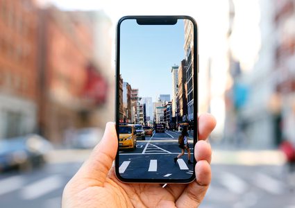 علماء: البشرية ستتخلص من الهواتف البشرية في غضون 10 سنوات