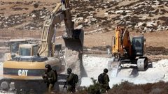 الاحتلال يجرف قطعة أرض وأسوارا و"كرافانات" في محافظة الخليل