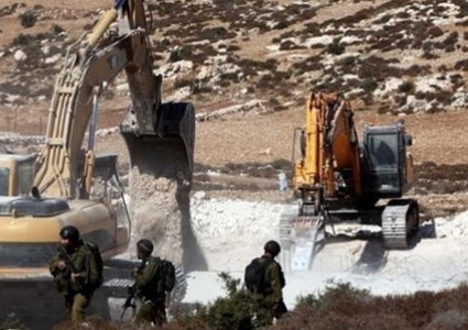 الاحتلال يجرف قطعة أرض وأسوارا و"كرافانات" في محافظة الخليل