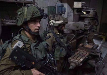 الاحتلال يصادر محتويات مطبعة بالخليل ويغلقها