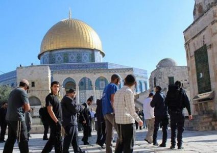 مستوطنون يؤدون صلوات تلمودية استفزازية في الأقصى