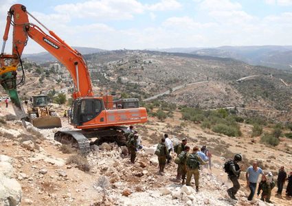 الاحتلال يجرف أراضي ويغلق طرقا زراعية قرب جبل صبيح
