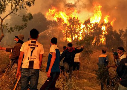 الجزائر تتهم مجموعات "لها صلات بالمغرب وإسرائيل" بإشعال الحرائق