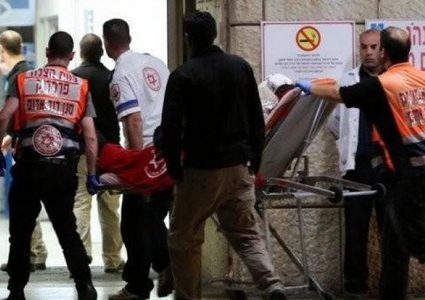 مستوطنون يطعنون شابا في القدس