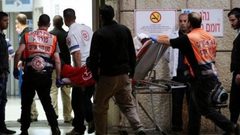 مستوطنون يطعنون شابا في القدس