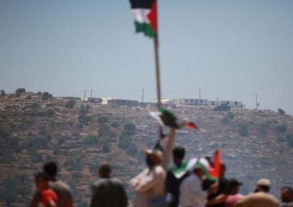 عشرات الأطفال يوجهون رسائل للعالم من جبل صبيح جنوب نابلس