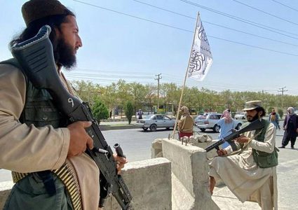 "طالبان" تدعو المواطنين الأفغان لمغادرة مطار كابل بعد مقتل 12شخصا