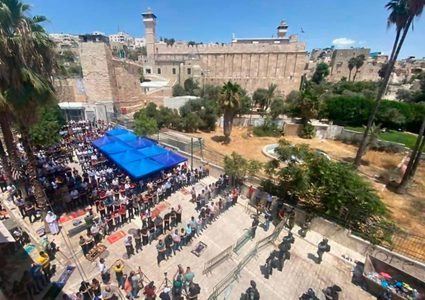 الآلاف يؤدون صلاة الجمعة في المسجد الابراهيمي