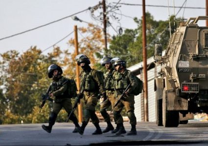 الاحتلال يعتقل مواطنا ونجليه من يطا و اعتقال آخر من الخليل