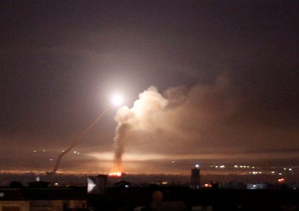 قصف إسرائيلي بمحيط دمشق والدفاعات الجوية السورية تتصدى له