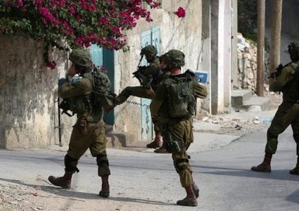 جنين: قوات الاحتلال تداهم محلات تجارية في قرية العرقة