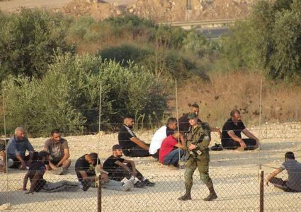 الاحتلال يحتجز عشرات العمال الفلسطينيين جنوب طولكرم