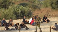 الاحتلال يحتجز عشرات العمال الفلسطينيين جنوب طولكرم