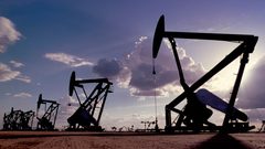 أسعار النفط تقفز 5% بدعم من تراجع الدولار