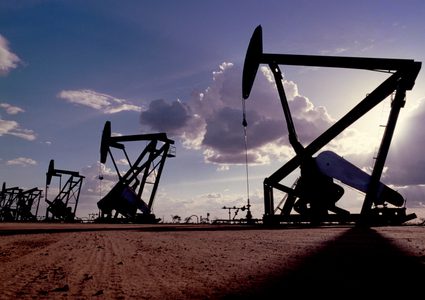 أسعار النفط تقفز 5% بدعم من تراجع الدولار