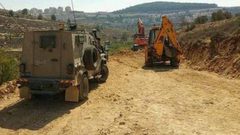 الاحتلال يغلق مدخلي بلدة سنجل بالسواتر الترابية