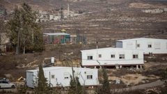 مستوطنون ينصبون منزلين متنقلين غرب سلفيت