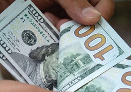 الدولار يتراجع عن مستويات قياسية بلغها في 9 أشهر