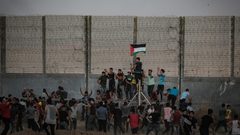 الاحتلال يشرع في بناء جدار جديد على حدود قطاع غزة