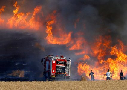 الاحتلال يزعم: حرائق في غلاف غزة بفعل بالونات حارقة