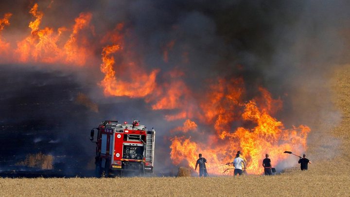 الاحتلال يزعم: حرائق في غلاف غزة بفعل بالونات حارقة