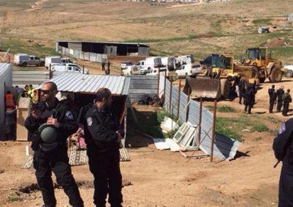 الاحتلال يسلم إخطارات للمزارعين بوقف العمل والبناء غرب سلفيت