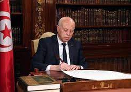 الرئيس التونسي يمدد تعليق عمل البرلمان