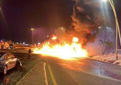 السيطرة على حريق ضخم نشب في ناقلة مواد بترولية بالسعودية