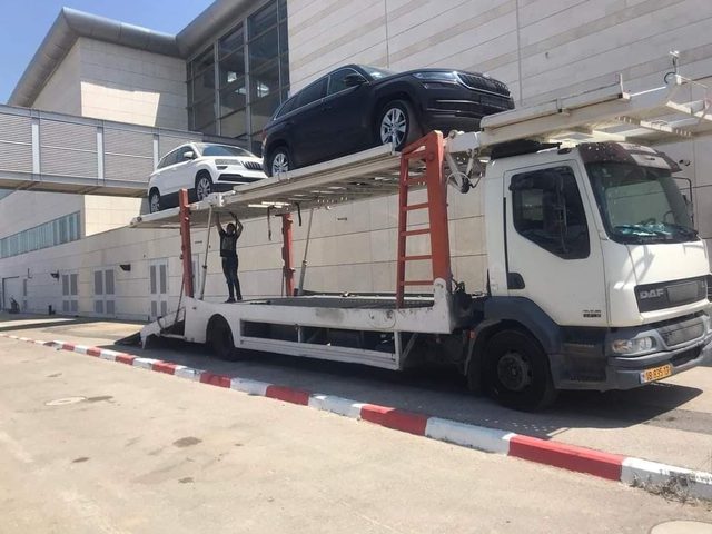 إدخال 110 سيارات حديثة إلى قطاع غزة