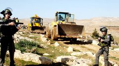 قوات الاحتلال تجرف أراضي زراعية في قصرة جنوب نابلس