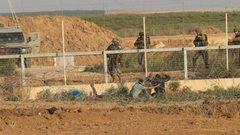 الاحتلال يعتقل فلسطينياً بزعم أنه تسلل عبر السياج جنوب قطاع غزة