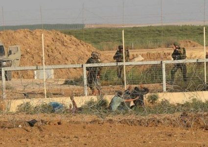 الاحتلال يعتقل فلسطينياً بزعم أنه تسلل عبر السياج جنوب قطاع غزة