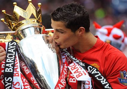 مانشستر يونايتد يعلن توصله لاتفاق لضم رونالدو