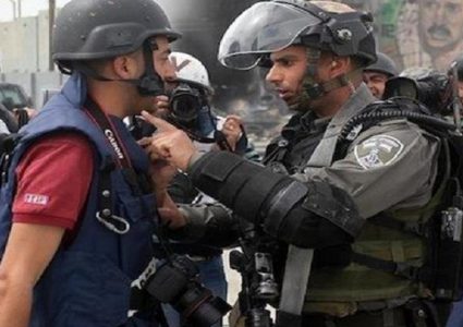 وزارة الإعلام تدين احتجاز الاحتلال 7 صحفيين جنوب الخليل