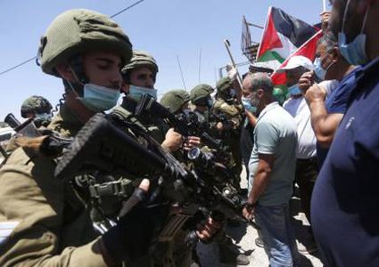 الاحتلال يقمع وقفة منددة بالاستيطان جنوب الخليل