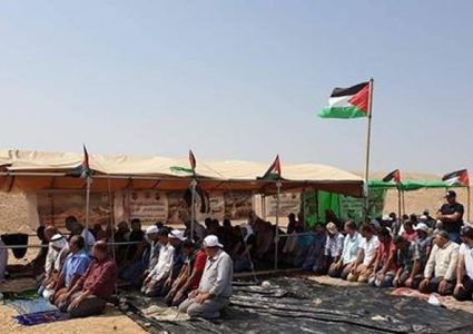 مقدسيون يؤدون صلاة الجمعة في خيمة التضامن مع حي البستان